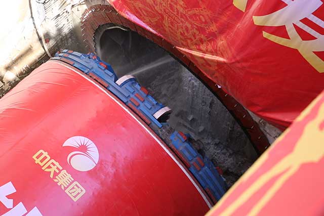 盾構(gòu)機始發(fā)2.jpg 盾構(gòu)機始發(fā)2.jpg