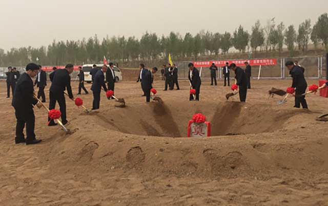 中慶建設(shè)集團李洪宇和朝陽市委市政府領(lǐng)導(dǎo)共同奠基_副本.jpg 中慶建設(shè)集團李洪宇和朝陽市委市政府領(lǐng)導(dǎo)共同奠基_副本.jpg