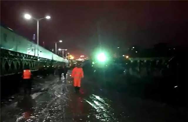 市政事業(yè)部技術(shù)人員指揮挖掘機(jī)拆除便道.jpg 市政事業(yè)部技術(shù)人員指揮挖掘機(jī)拆除便道.jpg